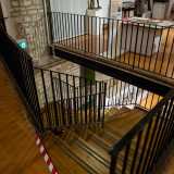 Saliamo ora una scalinata di legno e raggiungiamo il primo piano, dove ci sono i �pezzi forti� della collezione